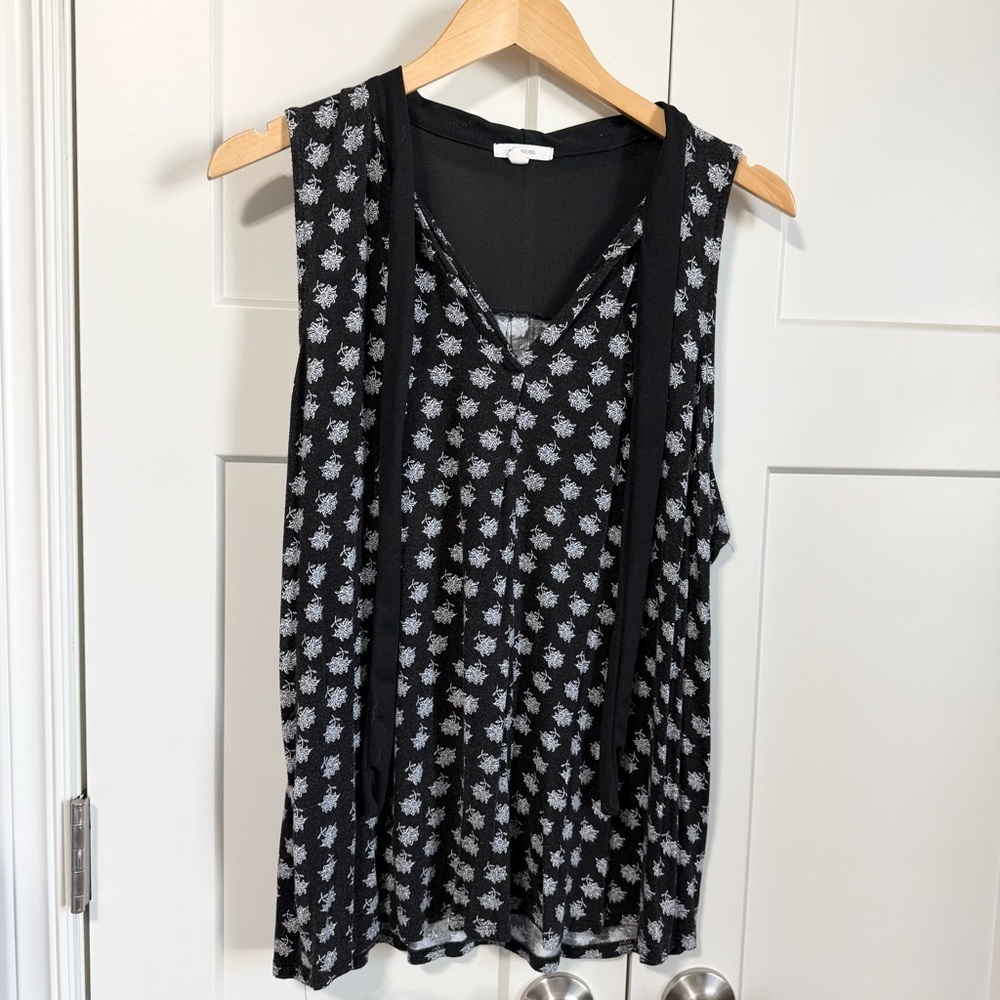 Maurices black and White Floral v-neck tie sleeveless Women's Top size 20-22